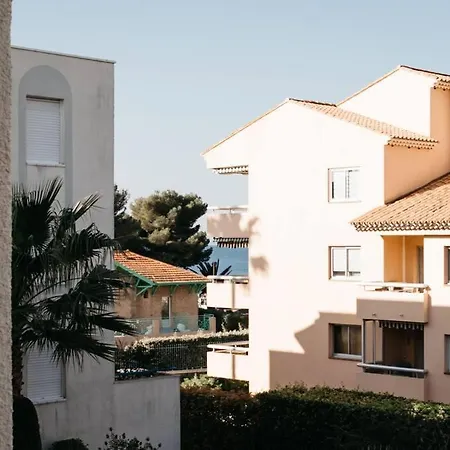 Le Dauphin : Piscine Et 50 M A Pied De La Mer