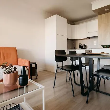 Apartment Le Dauphin : Piscine Et 50 M A Pied De La Mer *