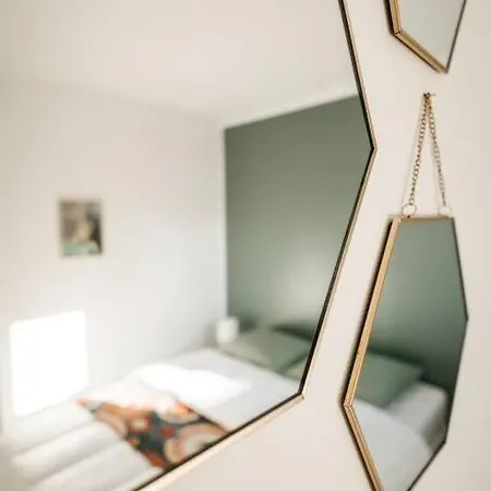 Le Dauphin : Piscine Et 50 M A Pied De La Mer Apartment