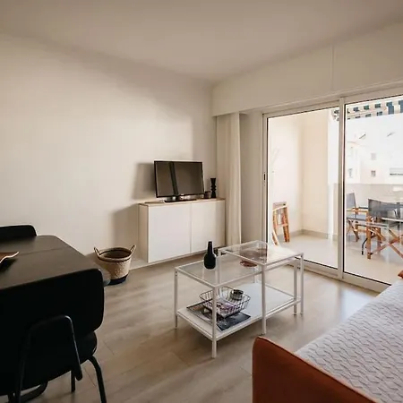 Le Dauphin : Piscine Et 50 M A Pied De La Mer Apartment